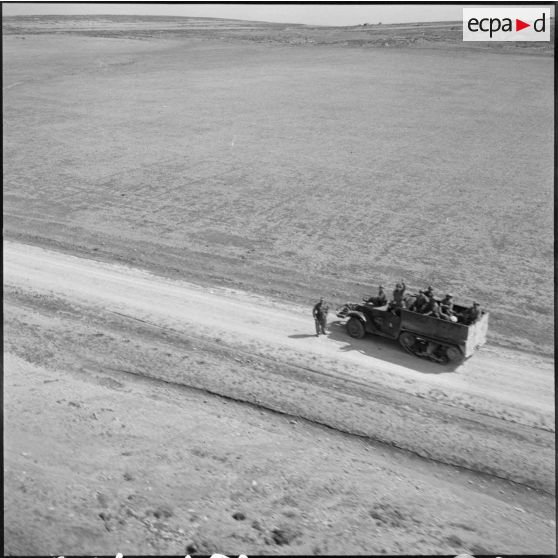 El Gor. Vue aérienne d'un half track sur la route.