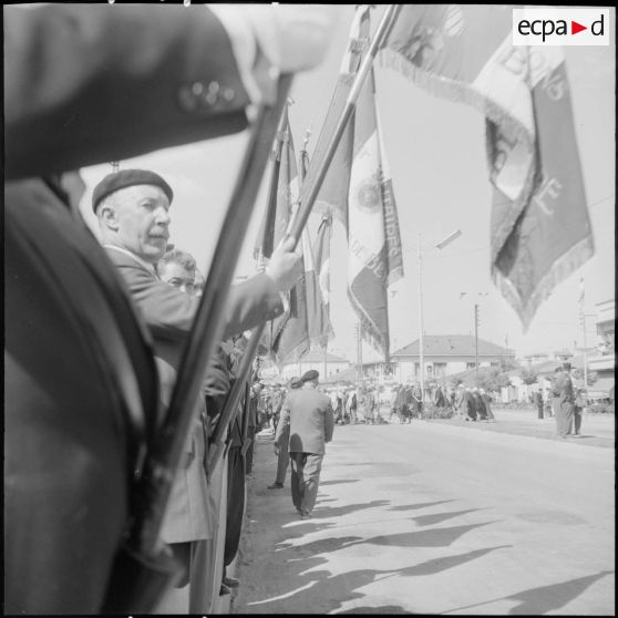 Anciens combattants et leurs drapeaux pendant une cérémonie.