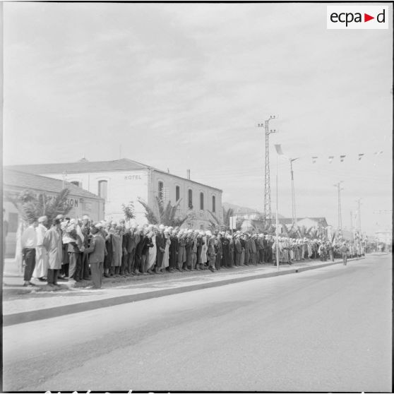 La foule des spectateurs pendant une cérémonie militaire.