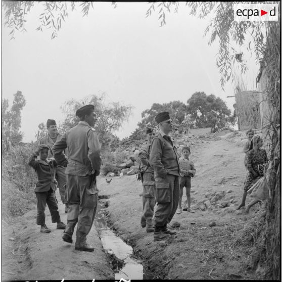 Soldats discutant avec des enfants.