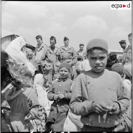 Un groupe d'enfants devant une tente.