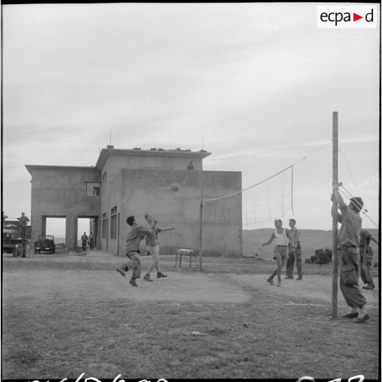 Soldats jouant au volley-ball.