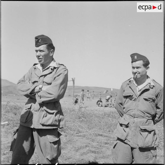 Portrait de deux militaires des troupes de marine.