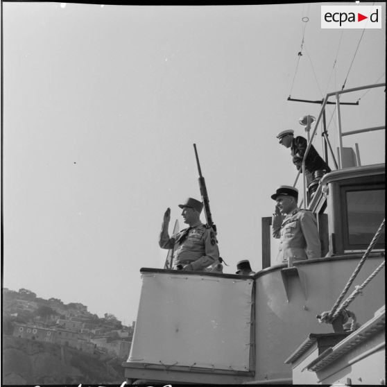 Voyage du général Raoul Salan à bord de l'escorteur "Arabe".