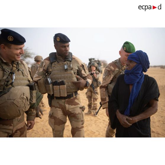 Le lieutenant-colonel Antoine accompagné du caporal-chef Saïdou et du capitaine Alain, discute avec le chef d'un village du Gourma malien.