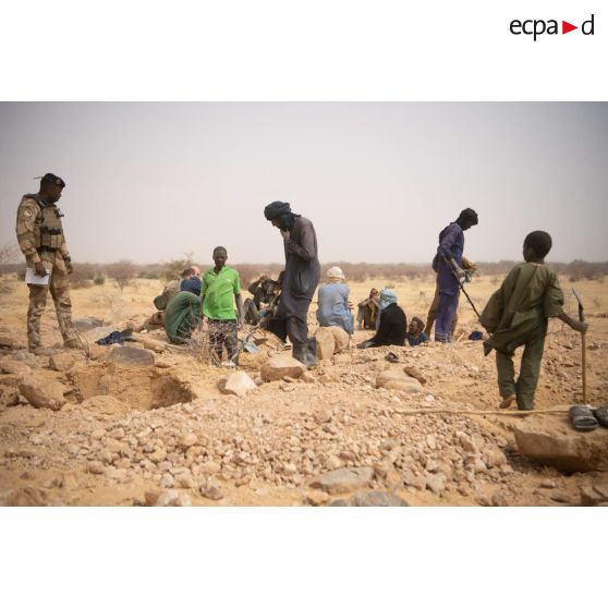 Le caporal-chef Saïdou observe le travail des chercheurs d'or dans un site aurifère du Gourma malien.