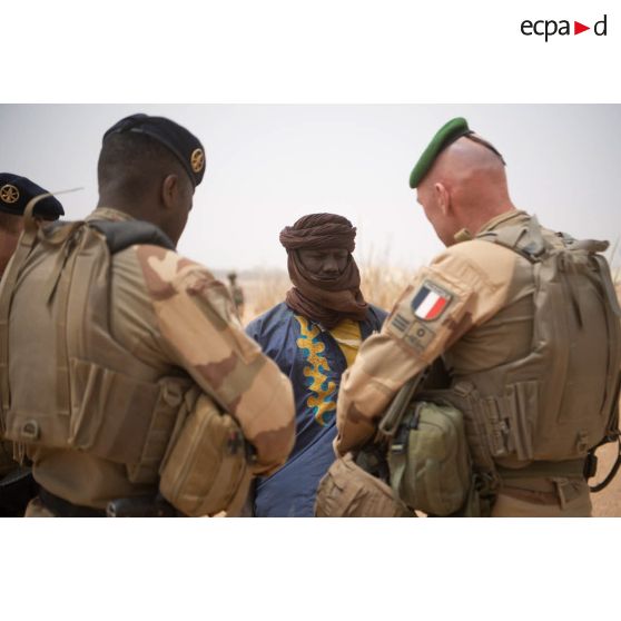 Le caporal-chef Saïdou et le capitaine Alain discutent avec un habitant du Gourma malien.