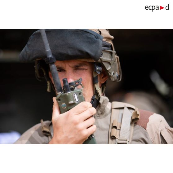 Un officier joint terminal attack controller (JTAC) prend contact avec les aéronefs pour un largage dans le Gourma malien.