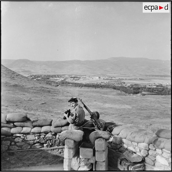 Un fusilier marin surveille la frontière algéro-marocaine.