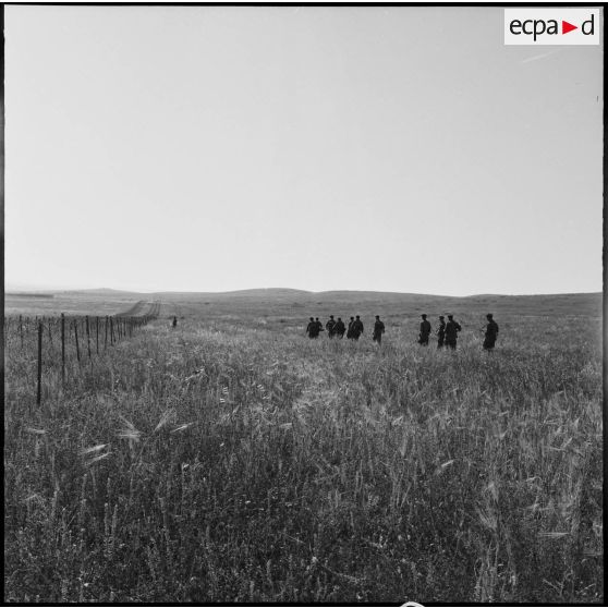 Une patrouille de la Demi-Brigade de Fusiliers Marins (DBFM) longe les barbelés qui séparent la frontière algéro-marocaine.