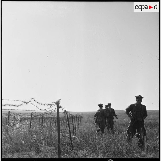 Une patrouille de la Demi-Brigade de Fusiliers Marins (DBFM) longe les barbelés qui séparent la frontière algéro-marocaine.