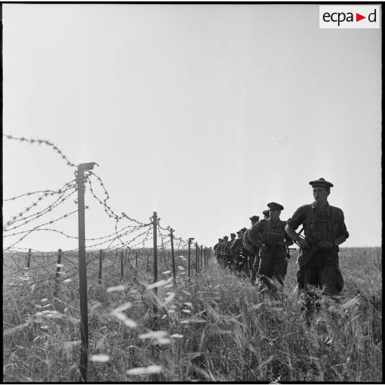 Une patrouille de la Demi-Brigade de Fusiliers Marins (DBFM) longe les barbelés qui séparent la frontière algéro-marocaine.