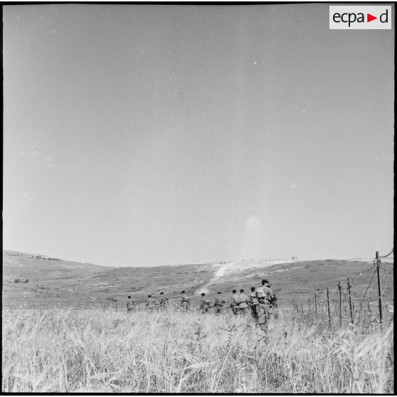 Une patrouille de la Demi-Brigade de Fusiliers Marins (DBFM) longe les barbelés qui séparent la frontière algéro-marocaine.