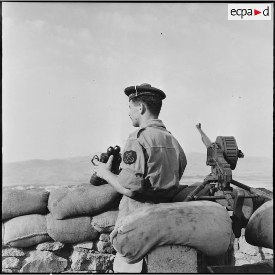 Un fusilier marin surveille la frontière algéro-marocaine.