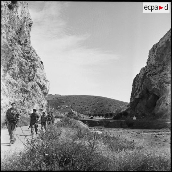 Une patrouille d'un commando de Marine à la frontière algéro-marocaine.