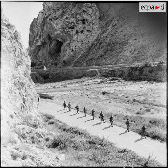 Une patrouille d'un commando de Marine à la frontière algéro-marocaine.