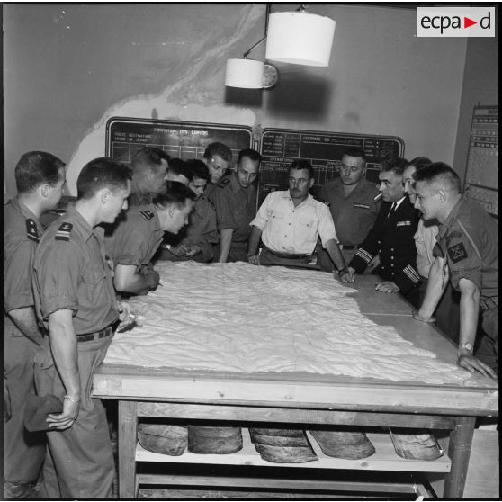 Djebel Nador. Briefing des fusiliers marins.