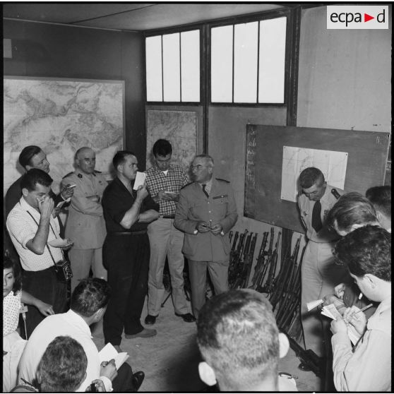 Etat-major du 8e régiment de parachutistes coloniaux (RPC). Présentation du déroulé des opérations.