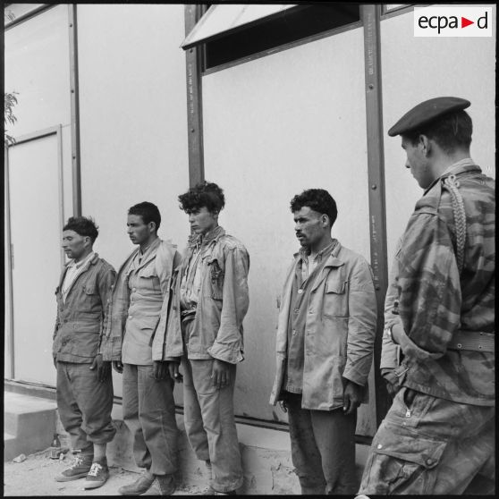 Région de Tebessa. Groupe de prisonniers.