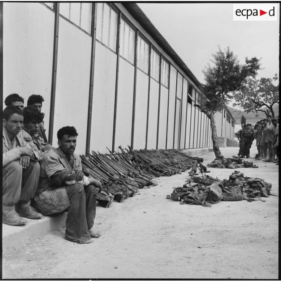 Région de Tebessa. Groupe de prisonniers.