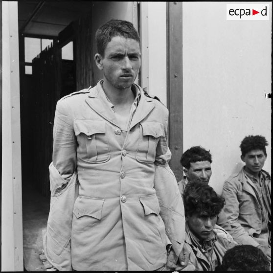 Région de Tebessa. Portrait d'un soldat fait prisonnier par le 8e régiment de parachutistes coloniaux (RPC).