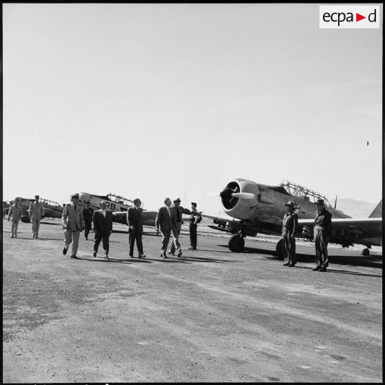 Aérodrome de Tebessa. André Morice et les généraux Paul Ely et Raoul Salan passent en revue le détachement Air équipé de T6.