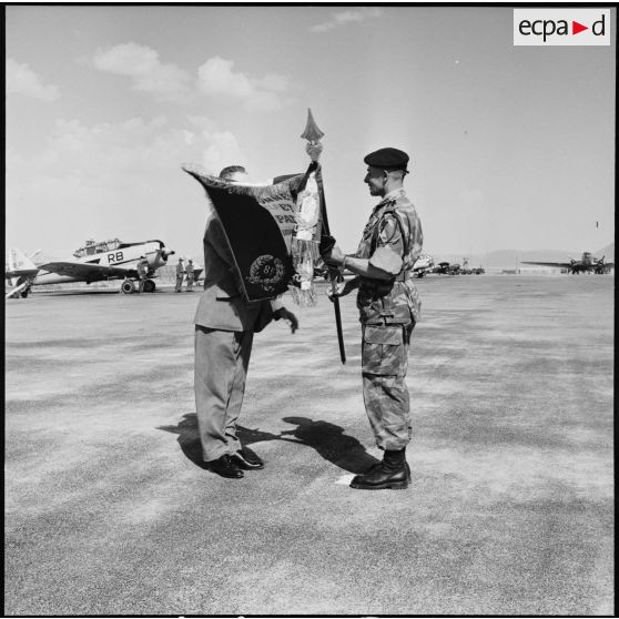 Aérodorme de Tebessa. Remise du drapeau au lieutenant-colonel du 8e régiment de parachutistes coloniaux (RPC).