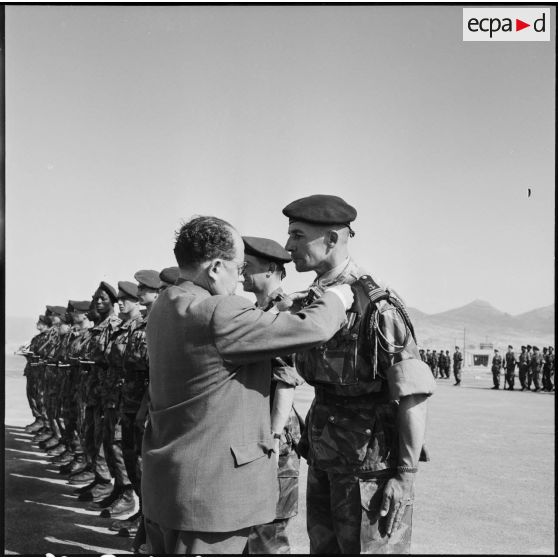 Aérodrome de Tebessa. Remise de décorations.