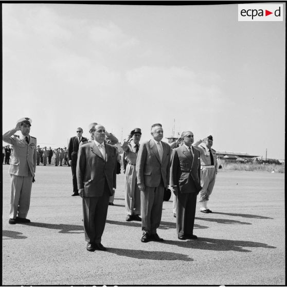  Aérodrome de Bône. Portrait de groupe des autorités politiques et militaires.