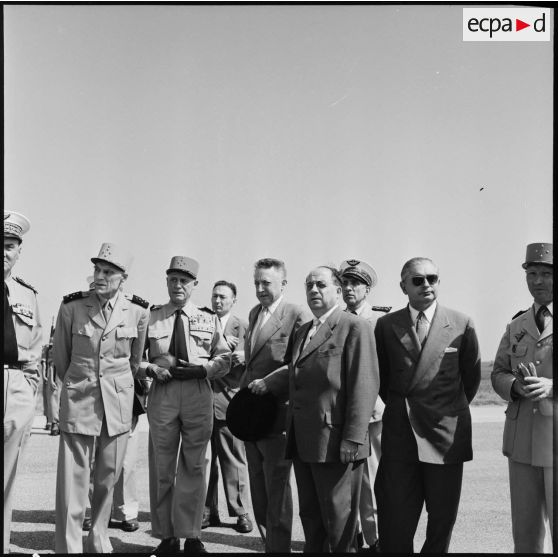 Aérodrome de Bône. Portrait de groupe des autorités politiques et militaires.