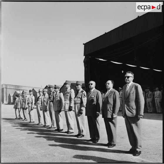 Autorités civiles et militaires à l'aéroport d'Oran.