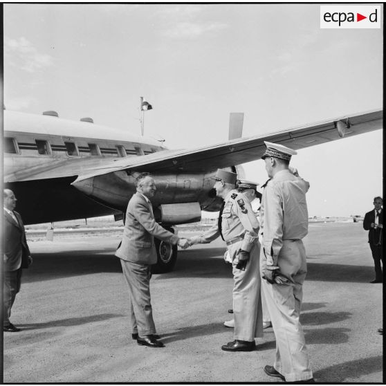 Arrivée d'André Morice à l'aéroport d'Oran.