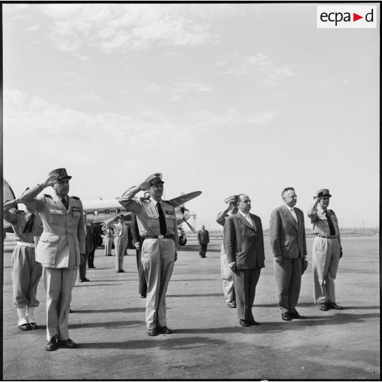 Cérémonie à l'aéroport d'Oran.