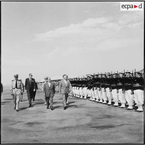 Revue des troupes à l'aéroport de la Senia.