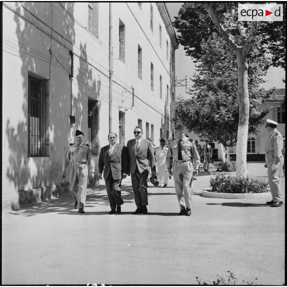 Les autorités devant le poste de commandement d'Oran.