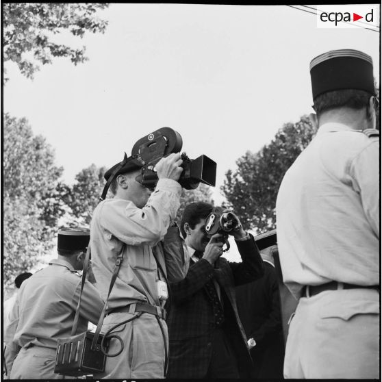 Oran. Des journalistes et opérateurs filment les autorités lors de la visite du ministre André Morice.