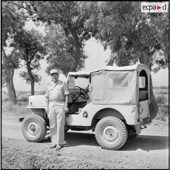 Taher El Achouet. Portrait du lieutenant Tissot devant une Jeep Willys.