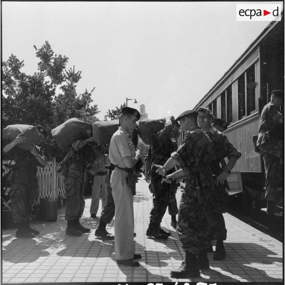 Gare de Philippeville. Départ des parachutistes.