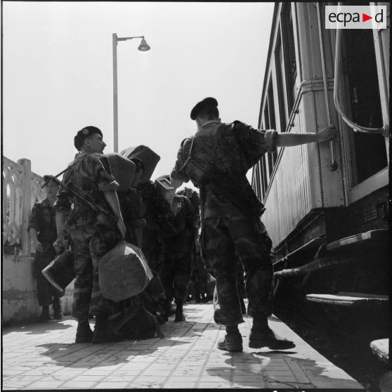 Gare de Philippeville. Départ des parachutistes.