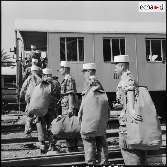 Gare de Philippeville. Départ des légionnaires du 2e régiment étranger de parachutistes (REP).