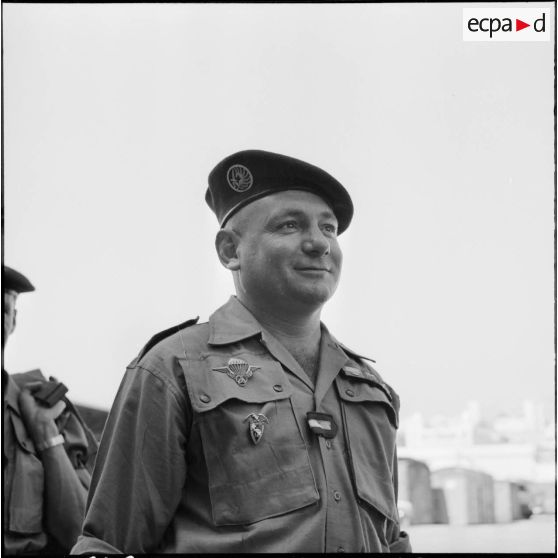 Alger. Portrait d'un parachutiste du 14e régiment de chasseurs parachutistes (RCP), prêt à embarquer pour Marseille.