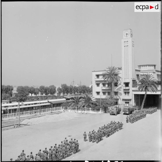 Gare de Philippeville. Départ du 18e régiment de chasseurs parachutistes (RCP).