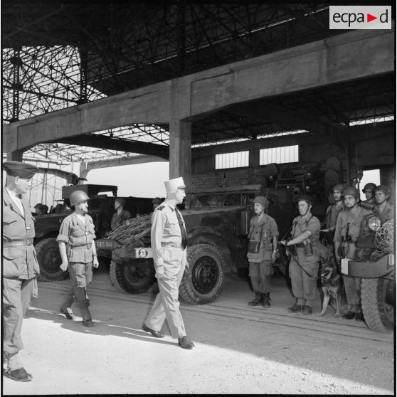 Guelma. Inspection des troupes par le général Salan.