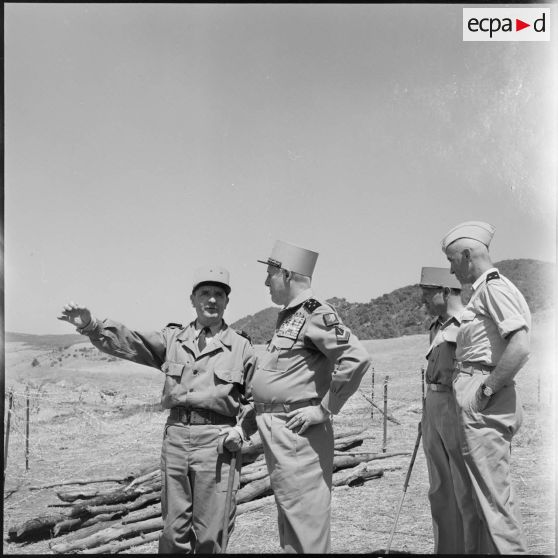 El Hamri, les généraux Salan et Redon devant les barbelés de la frontière algéro-tunisienne.