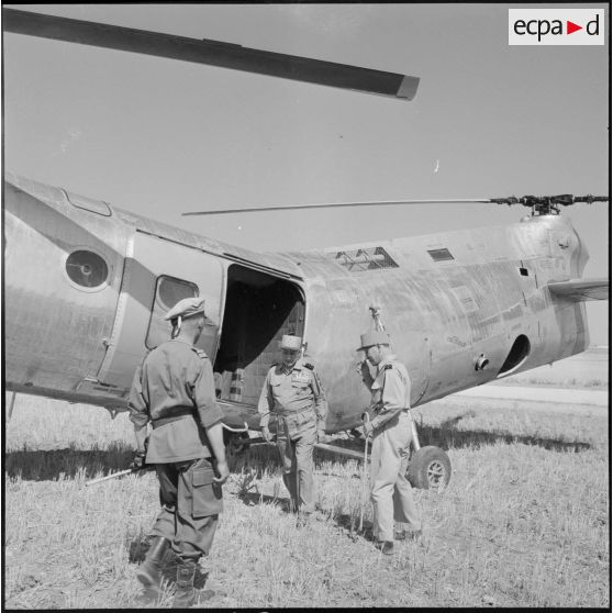 Arrivée du général Salan à AÏn Beïda.