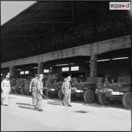 Guelma. Inspection des troupes par le général Salan.