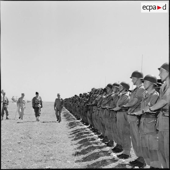 Le général Salan passe les troupes en revue à Sedrata.