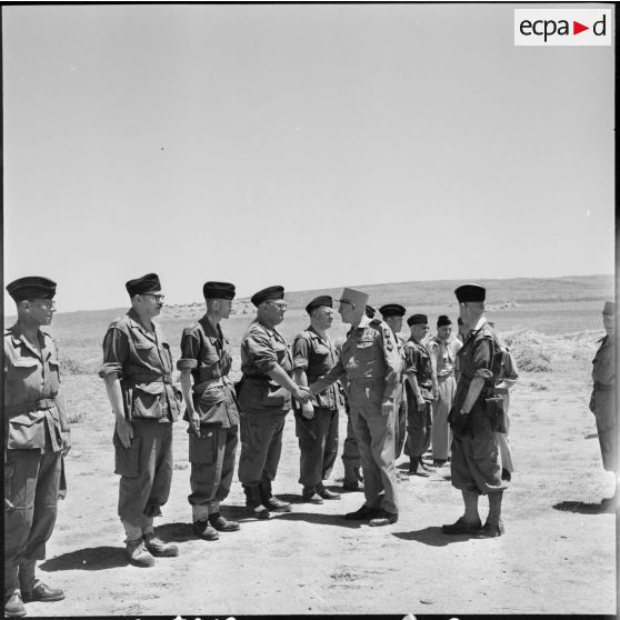 Souk-Ahras. Le colonel Ducorail, commandant le secteur, présente les officiers de son état-major au général Salan.