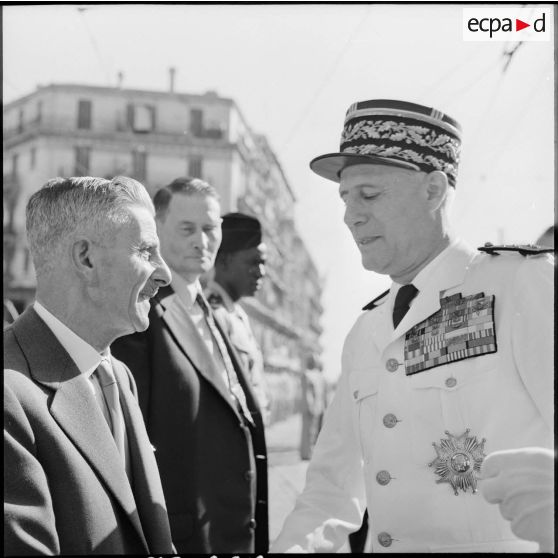 Cérémonie du 14 juillet à Alger. Remise de décoration par le général Salan.