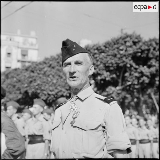 Cérémonie du 14 juillet à Alger. Remise de décoration au général Huet.